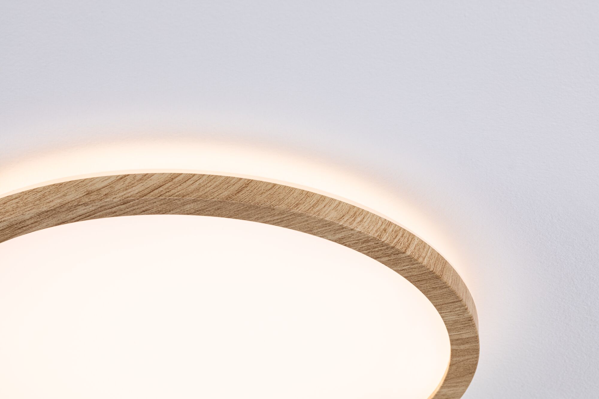 Rund loftlampe med træramme og varmt hvidt LED-lys til moderne boligbelysning