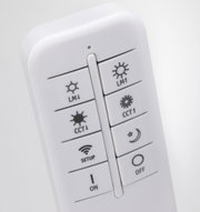 Télécommande en plastique blanc avec boutons pour réglage de la lumière et fonction configuration