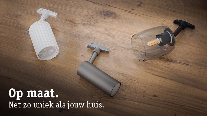 Drie verschillende URail LED-spotlights in wit, grijs en zwart op houten vloer voor maatwerk verlichting.