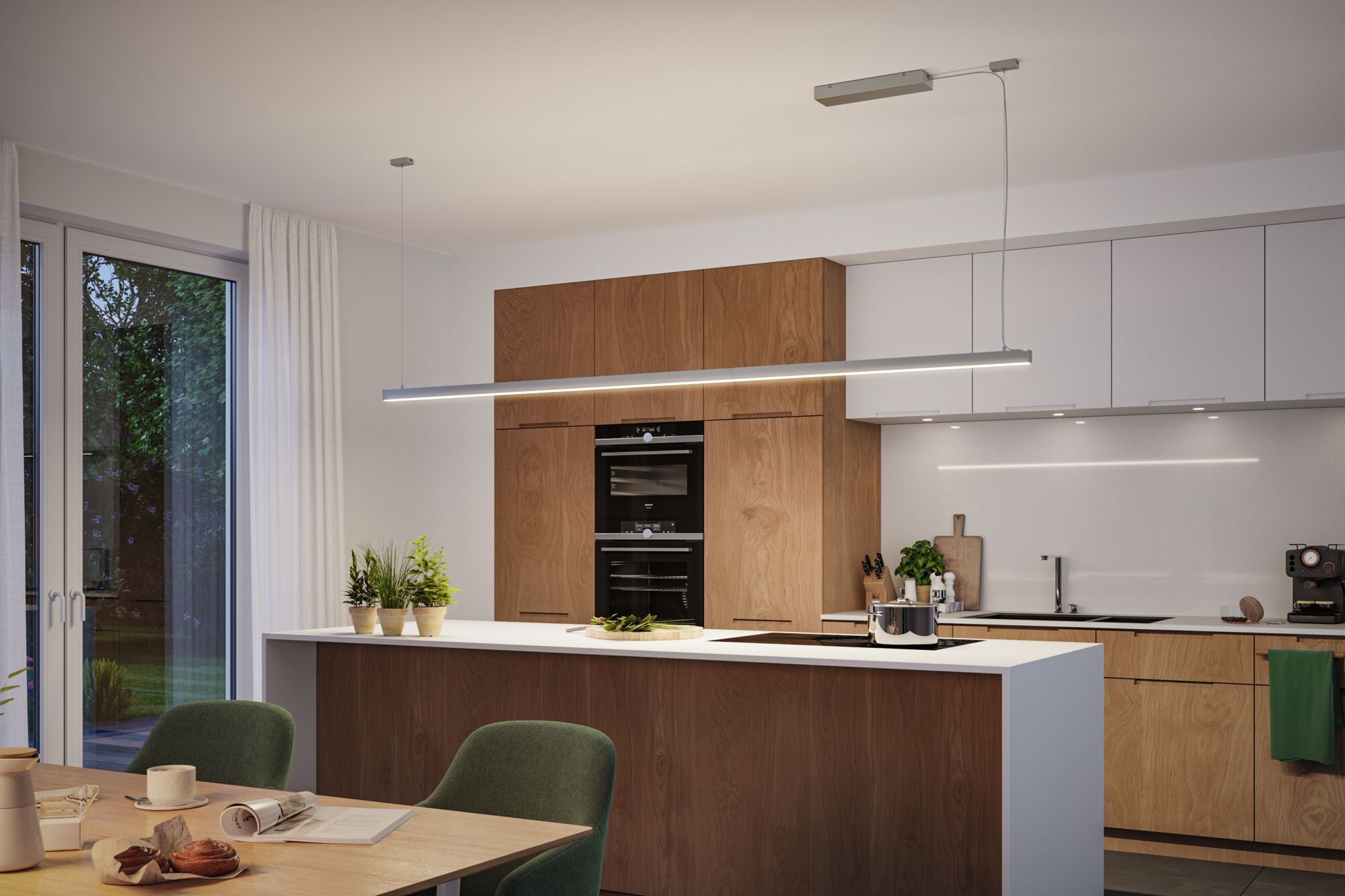 Moderne keuken met houten kasten en wit aanrecht, verlicht door slanke LED-hanglamp