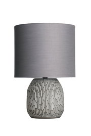 Moderne Tischlampe mit grauem Stoffschirm und Keramikfuß mit weißem Muster für Wohnräume