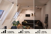 Modernes Wohnzimmer mit schwarzem Sofa und dimmbaren LED-Seilstrahlern an der Decke in warmweißem Licht