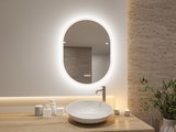 Ovaal LED-verlicht badkamer spiegel aan witte muur boven houten blad met keramische wasbak en kaarsen
