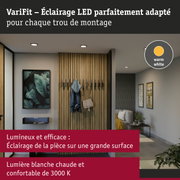 Spot LED encastré VariFit lumière blanc chaud 3000K dans un couloir moderne avec panneaux en bois
