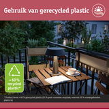 Buiten tafellamp van meer dan 60% gerecycled plastic op balkon met houten stoel en planten