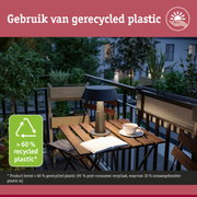 Moderne buitenruimte met lamp gemaakt van meer dan 60% gerecycled plastic op houten tafel