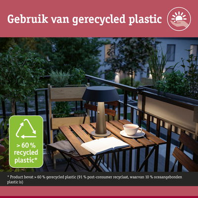 Buiten tafellamp van meer dan 60% gerecycled plastic op balkon met houten stoel en planten