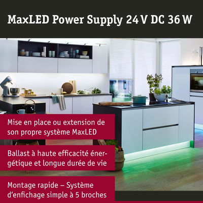 Îlot de cuisine blanc moderne avec éclairage LED au socle et alimentation MaxLED écoénergétique