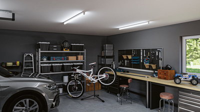 Moderne Garage mit grauem Auto, weißem Mountainbike auf Ständer und Werkbank mit Werkzeugwand.