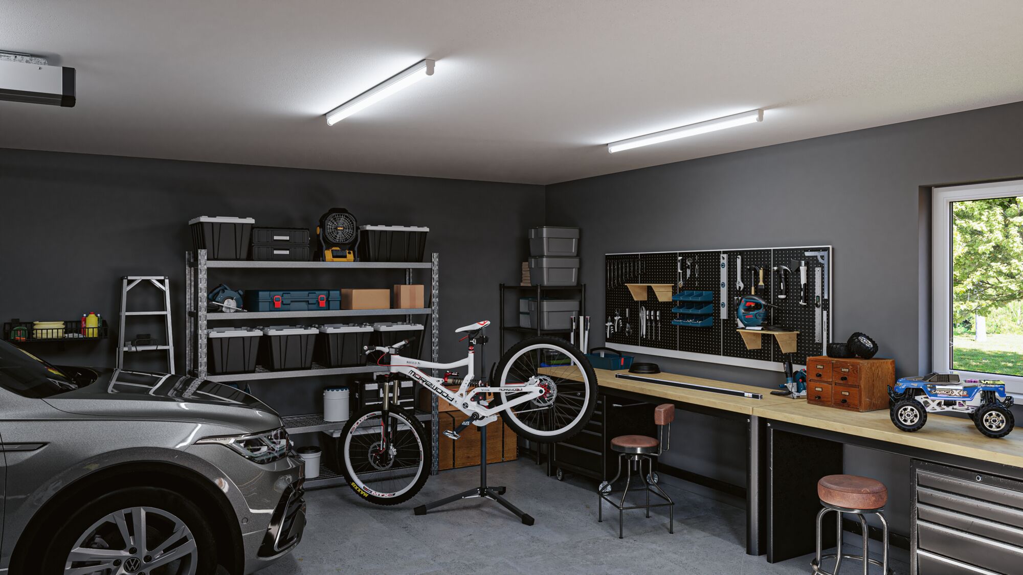 Garage moderne avec voiture grise, vélo de montagne blanc sur support et établi avec panneau à outils.