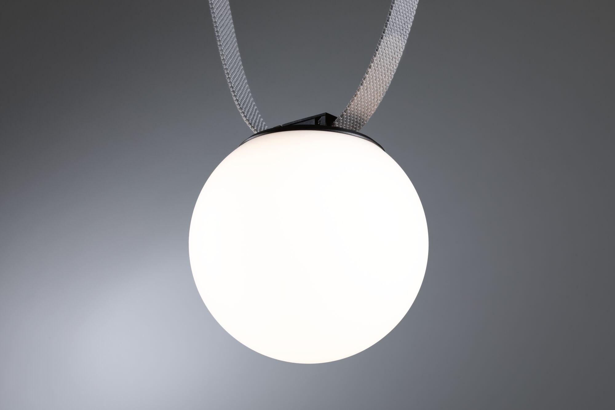 Runde weiße LED-Hängeleuchte mit mattem Glas und grauem Textilkabel für moderne Innenräume