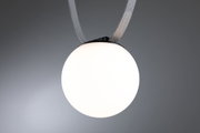 Runde weiße LED-Hängeleuchte mit mattem Glas und grauem Textilkabel für moderne Innenräume