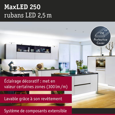 Cuisine blanche moderne avec ruban LED MaxLED 250 de 2,5 m et protection pour éclairage décoratif