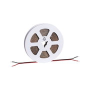Rolle mit braunem LED-Streifen und roten und schwarzen Anschlusskabeln für flexible Beleuchtungslösungen