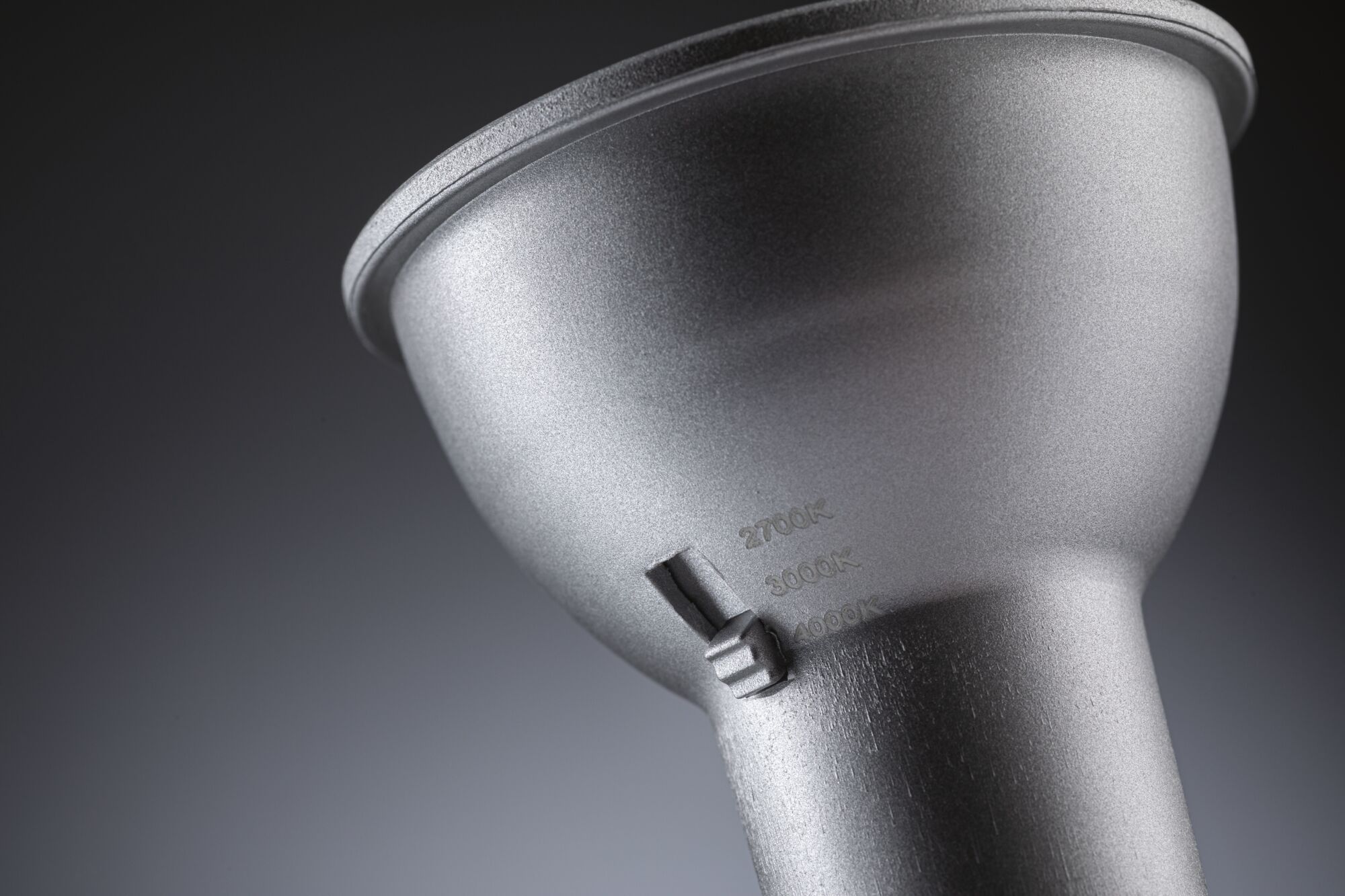 Nahaufnahme eines silbernen Metalllampenschirms mit einstellbarem Farbtemperaturregler 2700K bis 4000K