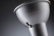 Nahaufnahme eines silbernen Metalllampenschirms mit einstellbarem Farbtemperaturregler 2700K bis 4000K