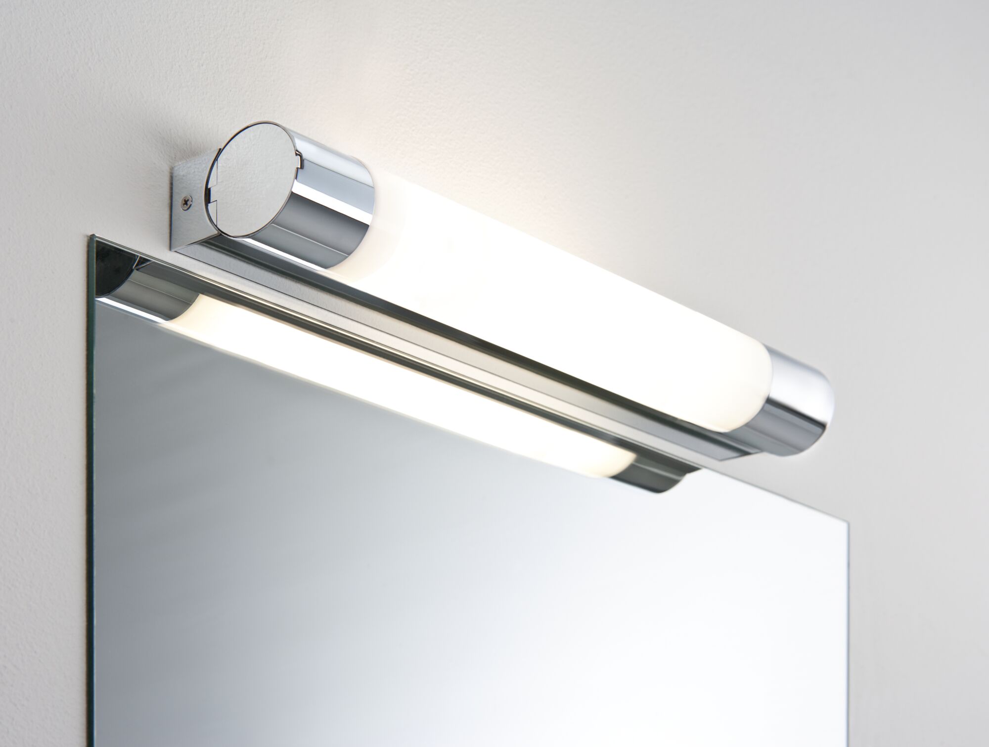 Moderne Badleuchte mit chromfarbenem Metallgehäuse und weißem Glas über Spiegel montiert, LED Beleuchtung