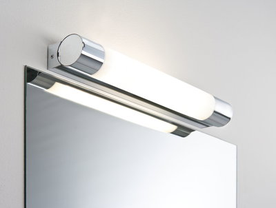 Moderne Badleuchte mit chromfarbenem Metallgehäuse und weißem Glas über Spiegel montiert, LED Beleuchtung