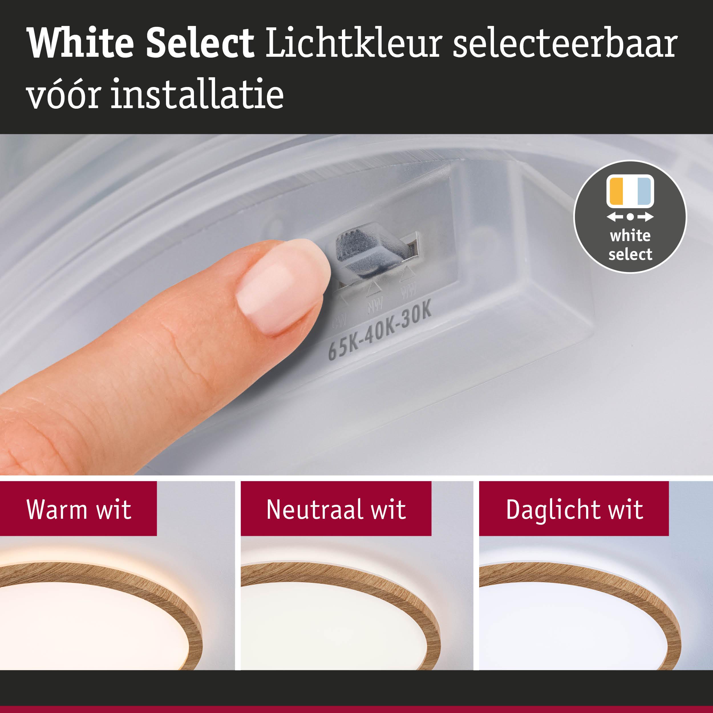 Vinger selecteert lichtkleur op plafondlamp met houten rand in warm wit, neutraal wit of daglicht wit