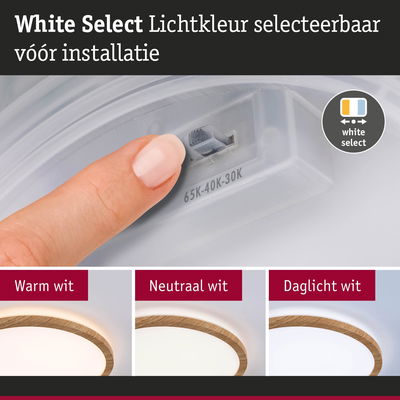 Vinger selecteert lichtkleur op plafondlamp met houten rand in warm wit, neutraal wit of daglicht wit