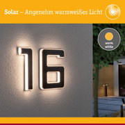 Solarhausnummer 16 mit warmweißem Licht an grauer Wand für Außenbeleuchtung und Hausnummernbeleuchtung
