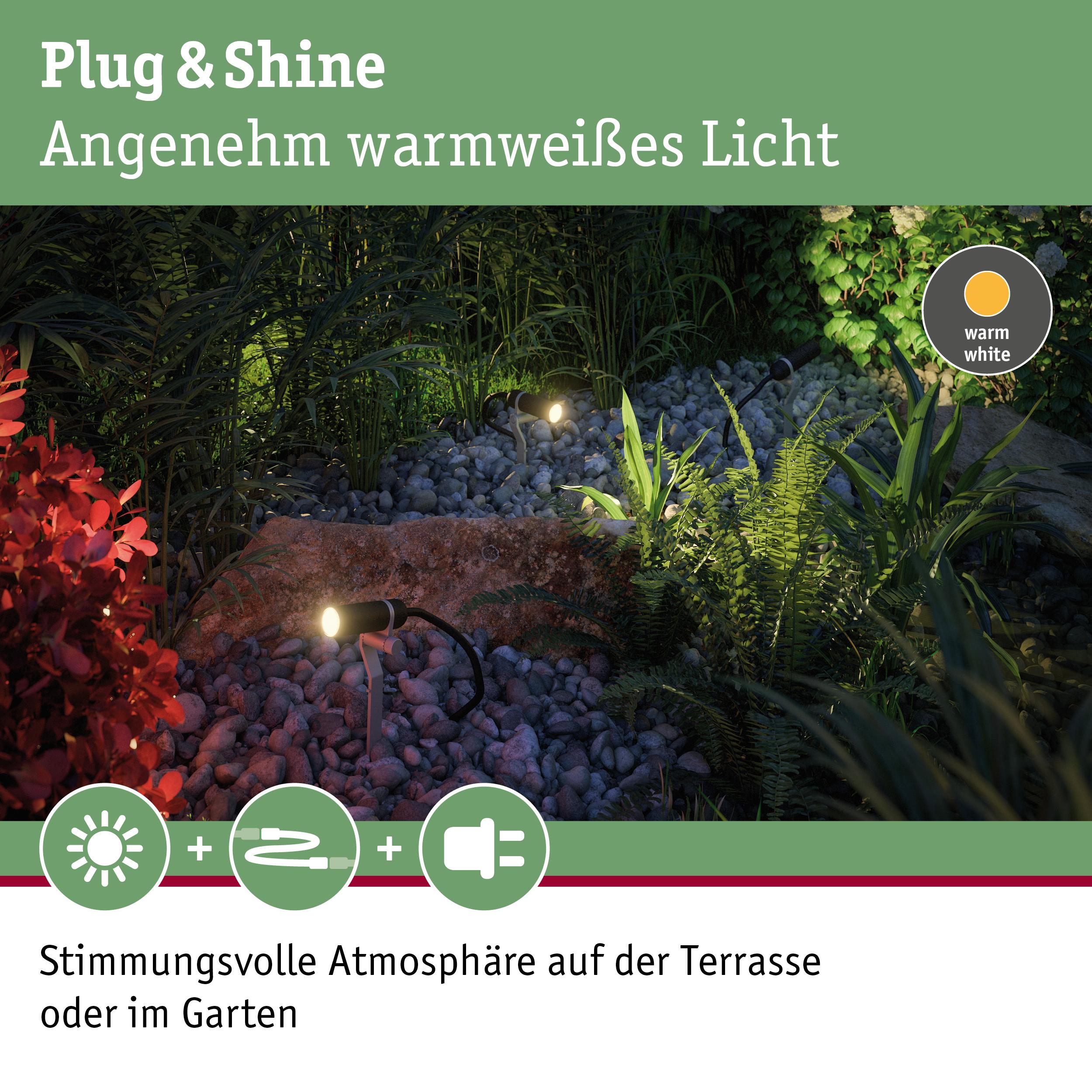 Außenstrahler mit warmweißem Licht auf Kies und Pflanzen für stimmungsvolle Gartenbeleuchtung