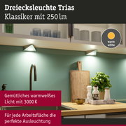 Dreieckige LED-Unterbauleuchte Trias in Weiß mit warmweißem Licht für Küchenarbeitsflächen