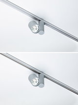 Moderner grauer LED-Strahler aus Metall an Schienensystem für flexible Deckenbeleuchtung