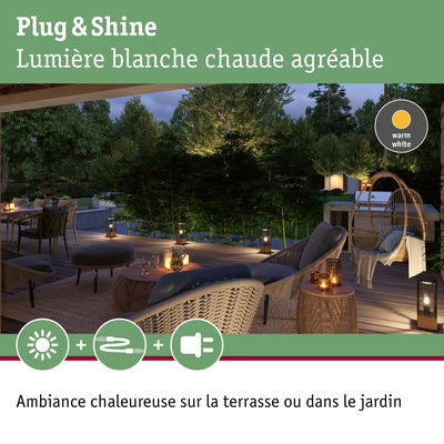 Terrasse chaleureuse éclairée par lumière LED Plug & Shine blanc chaud pour jardin et extérieur