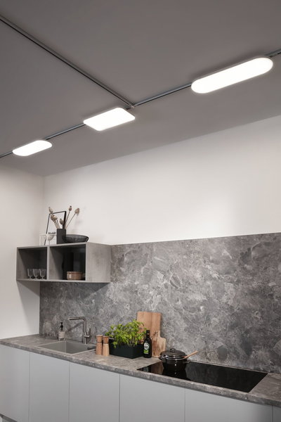 Moderne Küche mit grauer Steinarbeitsplatte und LED-Deckenleuchten für effiziente Beleuchtung