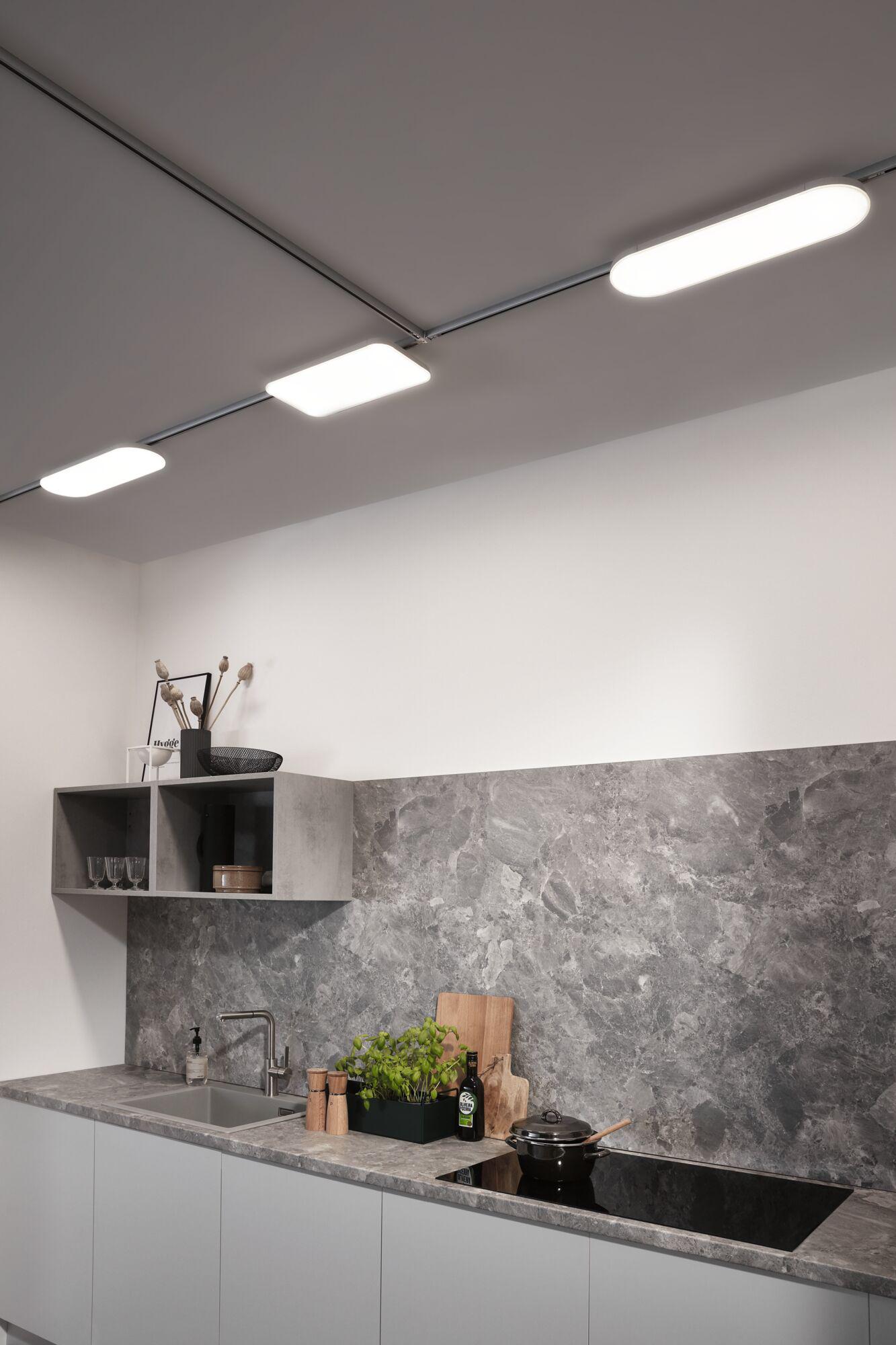 Moderne LED-Deckenleuchten in weiß mit grauem Kücheninterieur und Marmorarbeitsplatte