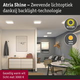 Woonkamer met Atria Shine LED-plafondlampen in warm wit licht en backlight-technologie