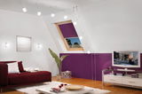 Modernes Wohnzimmer mit rotem Sofa, lila Wandfarbe und weißer LED-Seilbeleuchtung an der Decke