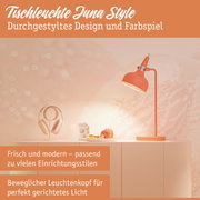 Orangefarbene Tischleuchte aus Metall mit verstellbarem Leuchtenkopf für gezieltes Licht im modernen Design