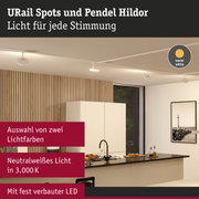Weiße URail Spots und Pendel Hildor mit warmweißem LED-Licht in moderner Küche mit Holzpaneelen