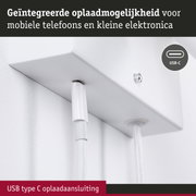 Witte wandbeugel met geïntegreerde USB-C aansluiting voor mobiel opladen en kleine elektronica