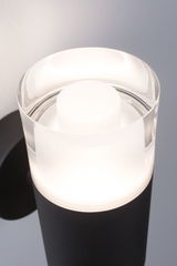 Moderne zwarte metalen wandlamp met helder glas en wit LED-licht voor binnengebruik.