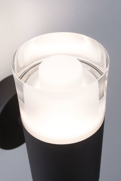 Moderne væglampe i sort metal med klart glas og hvid LED-belysning til indendørs brug.