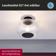 Deckenleuchte mit klarem Glas und schwarzem Sockel, erzeugt dekorative Lichtmuster an der Decke