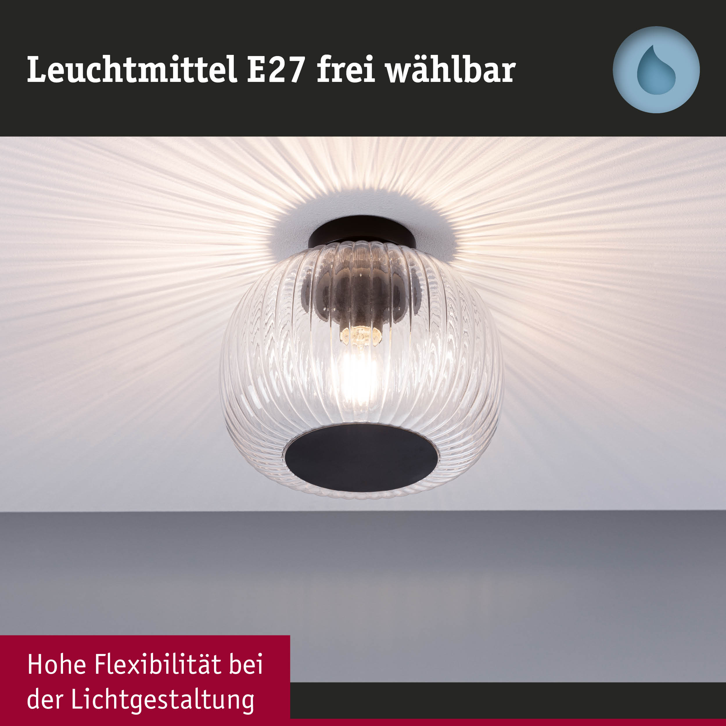 Deckenleuchte mit klarem Glas und schwarzem Sockel, erzeugt dekorative Lichtmuster an der Decke