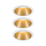 Drei weiße Einbaustrahler mit goldfarbenem Reflektor für moderne LED-Deckenbeleuchtung.