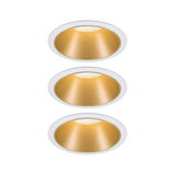 Trois spots encastrés blancs avec réflecteur doré pour éclairage LED moderne au plafond.