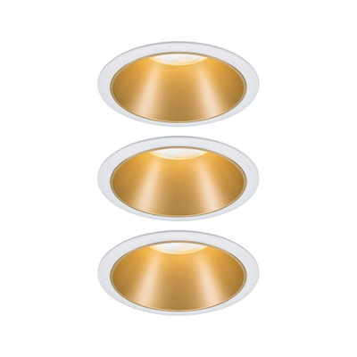 Trois spots encastrés blancs avec réflecteur doré pour éclairage LED moderne au plafond.