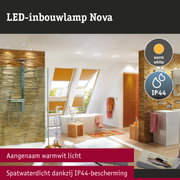 LED-inbouwlamp Nova met warmwit licht en IP44-bescherming in moderne badkamer met houtdecor