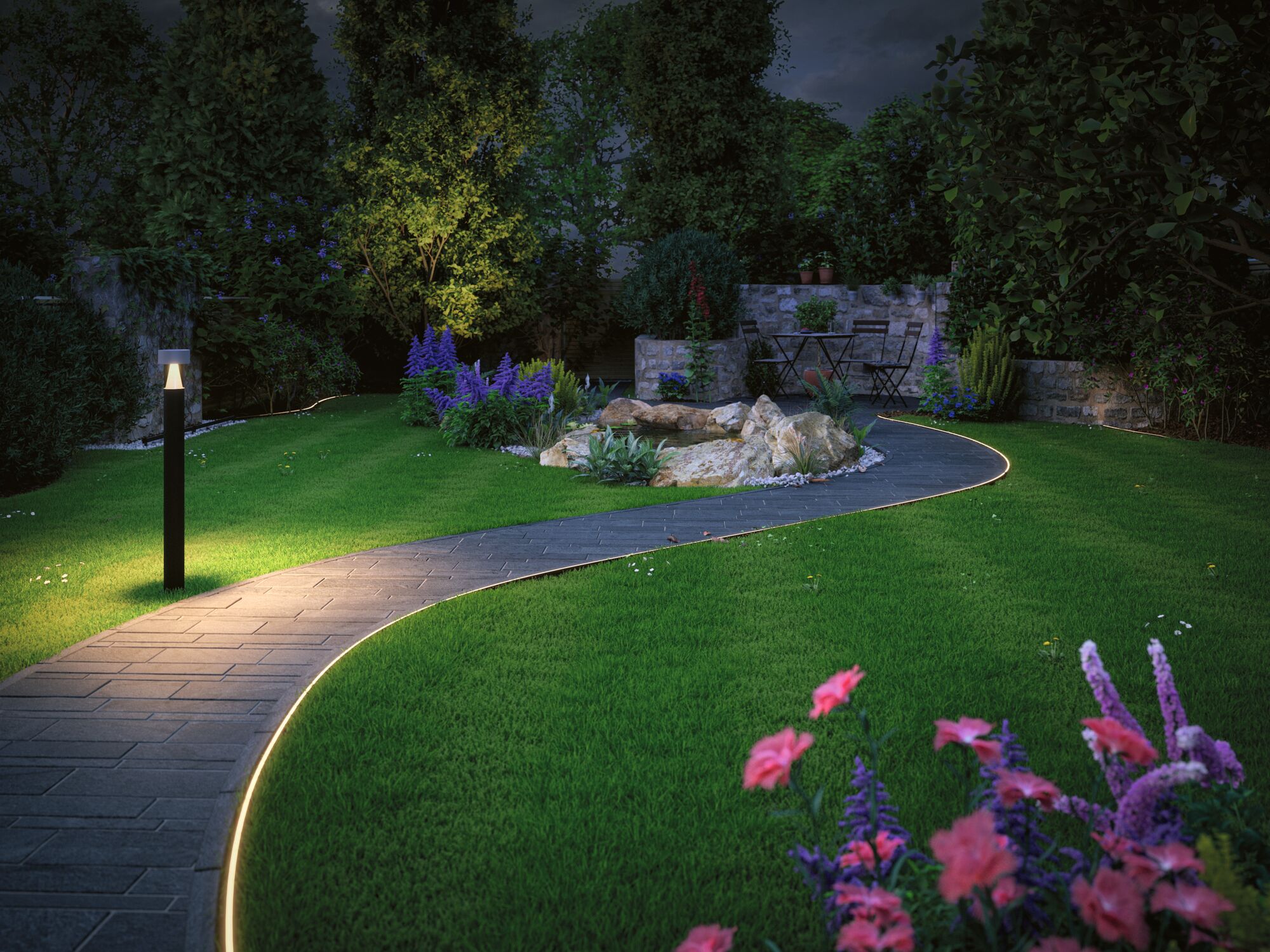 Verlicht tuinpad met LED-inbouwspots en zwarte paaltjeslamp in de nacht