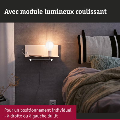 Étagère murale blanche avec module lumineux coulissant au-dessus d'un lit avec mur gris et couverture en tricot