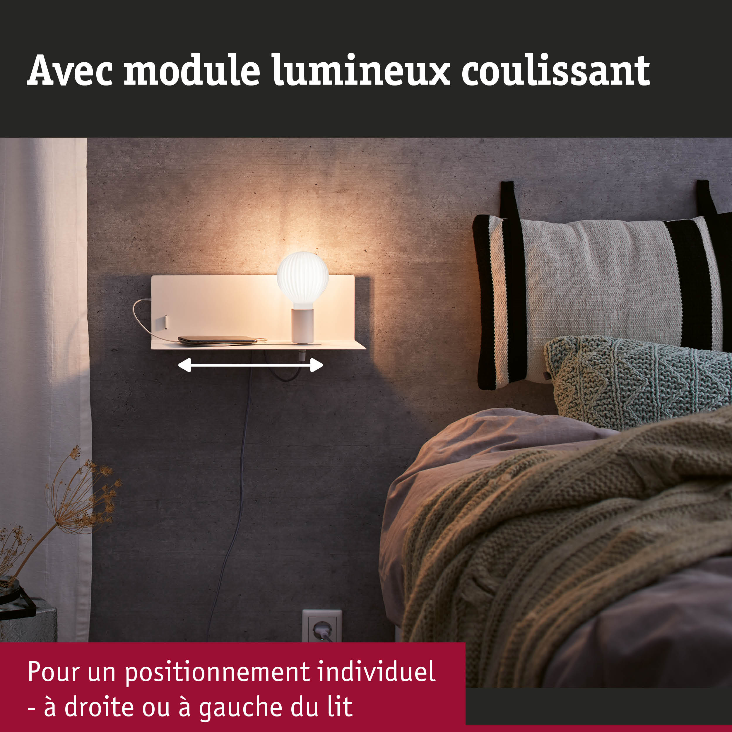 Étagère murale blanche avec lampe LED dimmable à côté d'un lit avec coussin tricoté gris en chambre