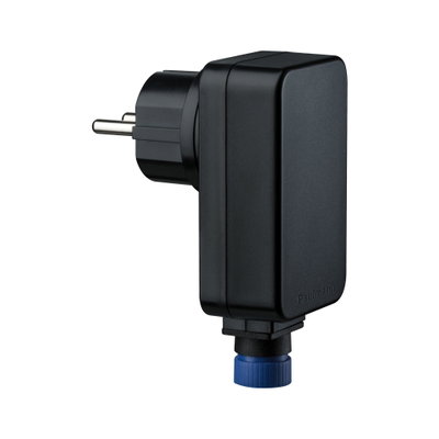 Zwarte kunststof stekkeradapter met blauwe draaiknop voor elektrisch gebruik