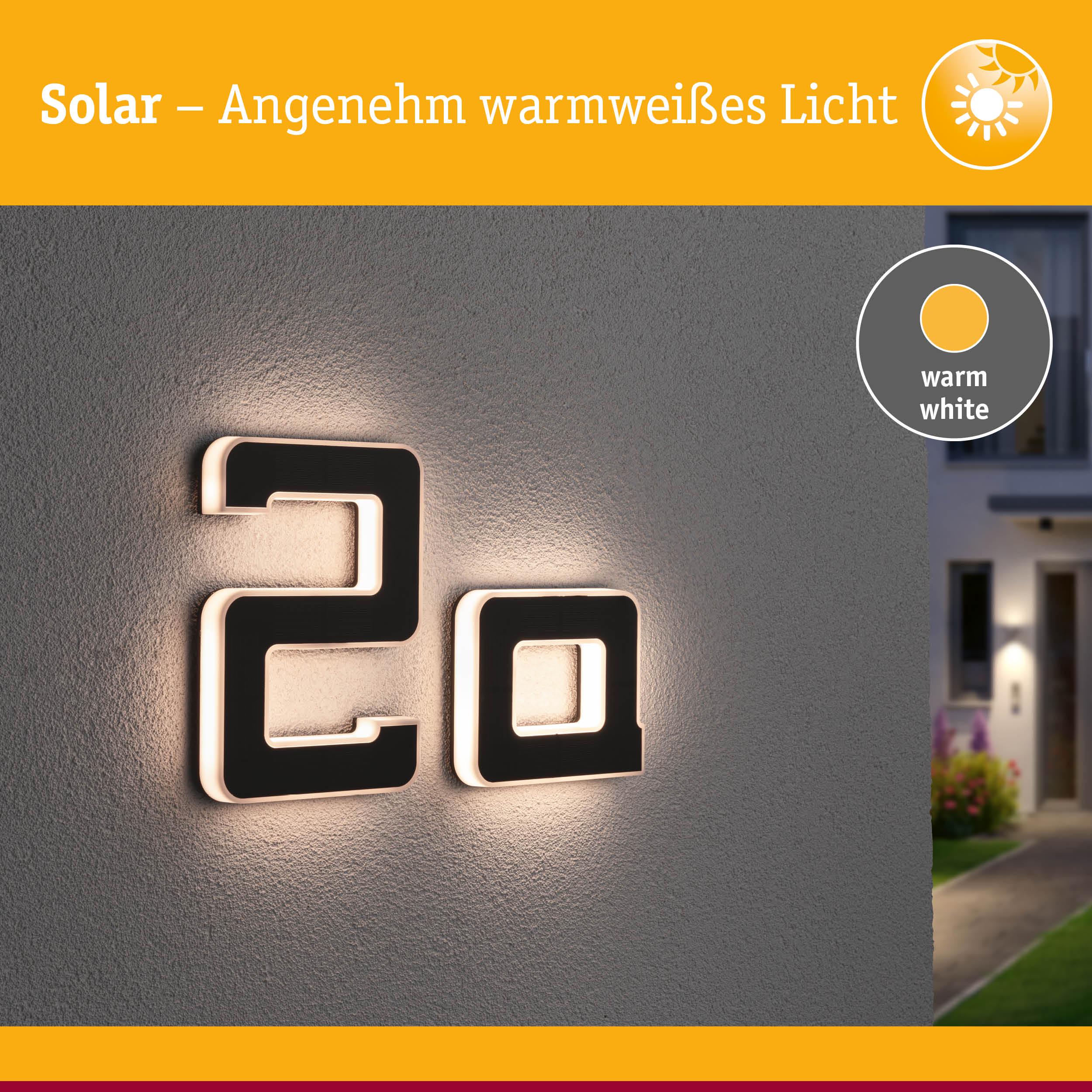 Solar beleuchtete Hausnummer 2a in Schwarz mit warmweißem Licht an grauer Wand
