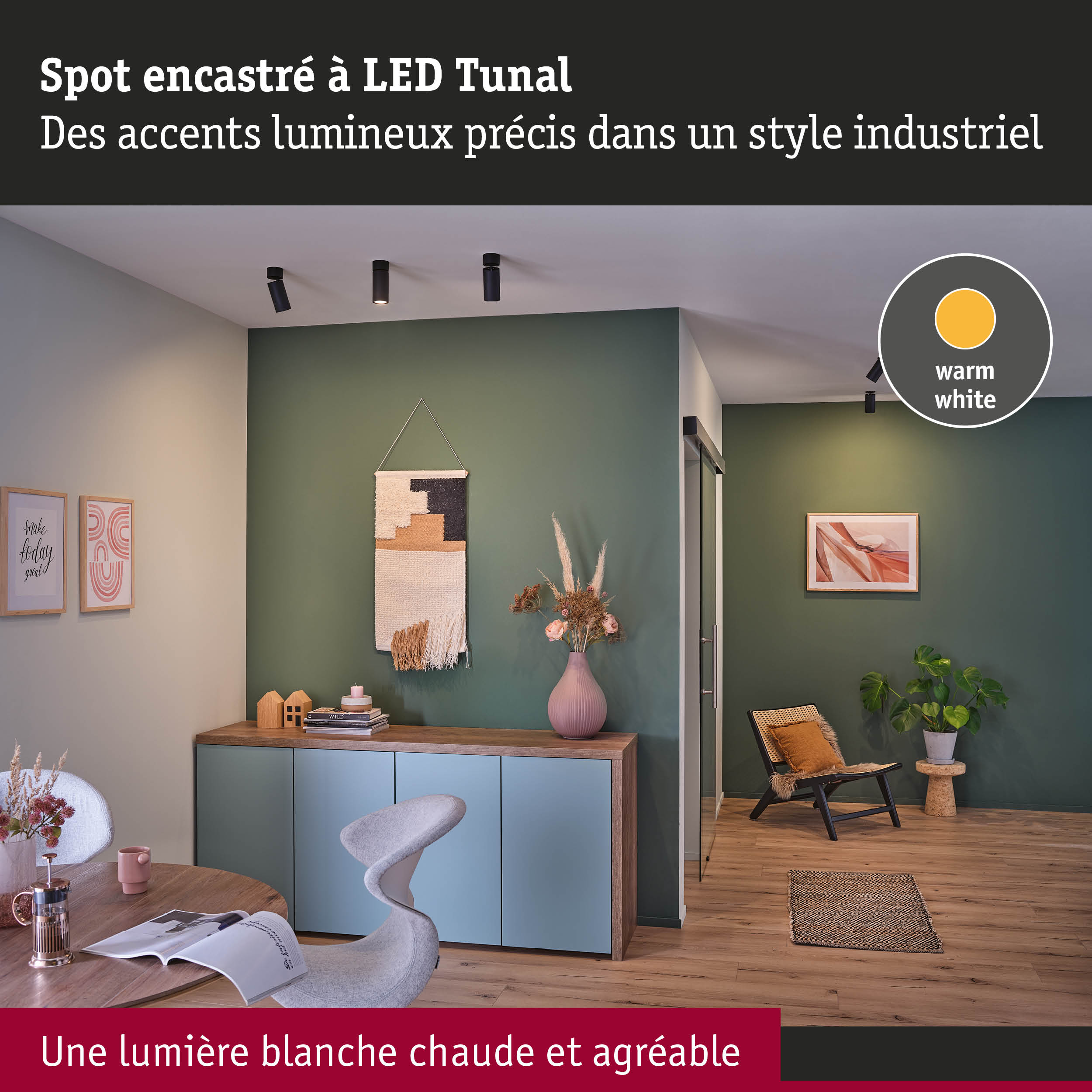 Salon moderne avec mur vert et spots LED noirs au plafond diffusant une lumière blanche chaude